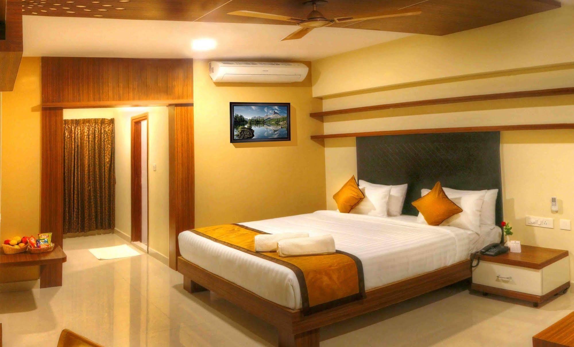 Rio Meridian Hotel Mysore Esterno foto