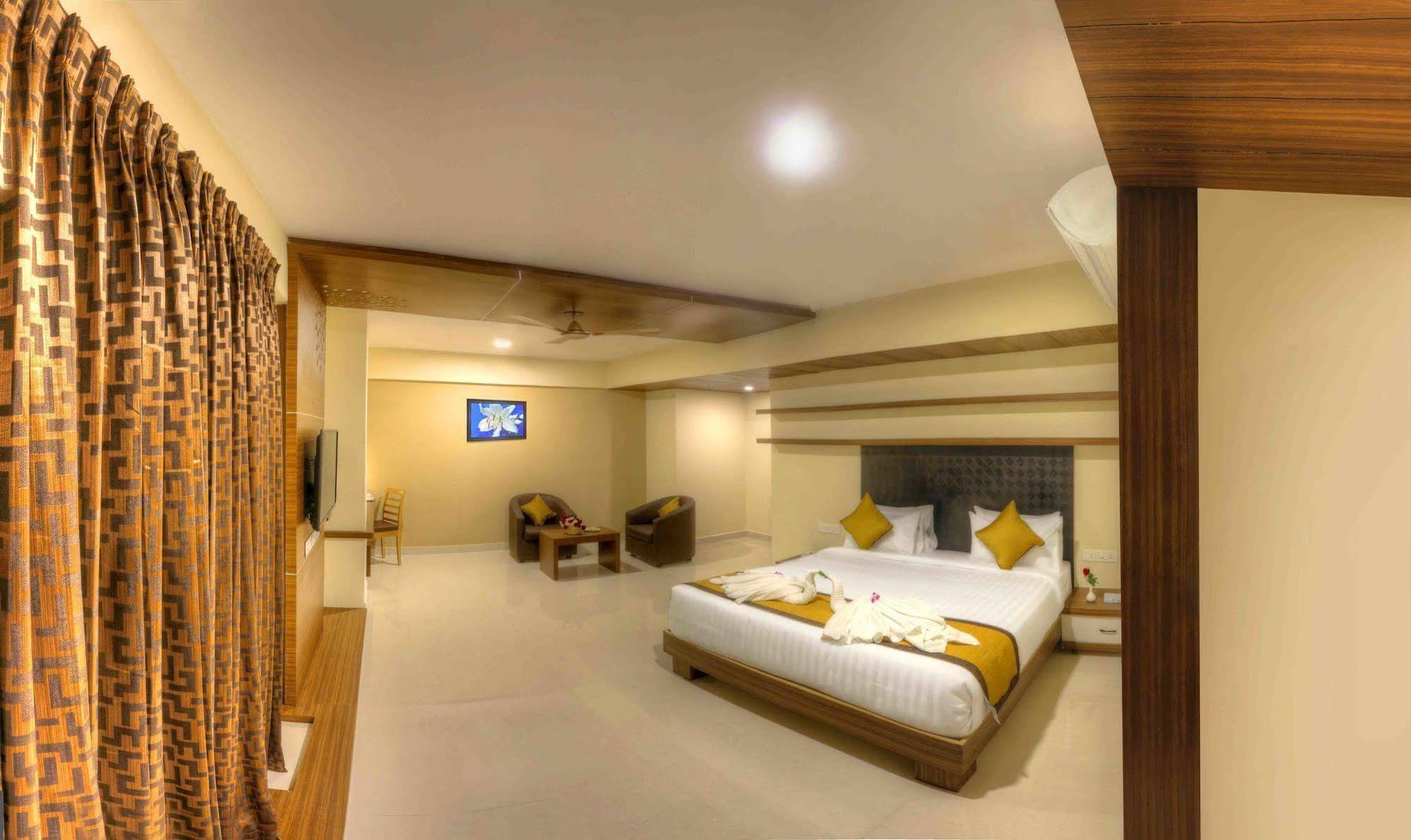 Rio Meridian Hotel Mysore Esterno foto