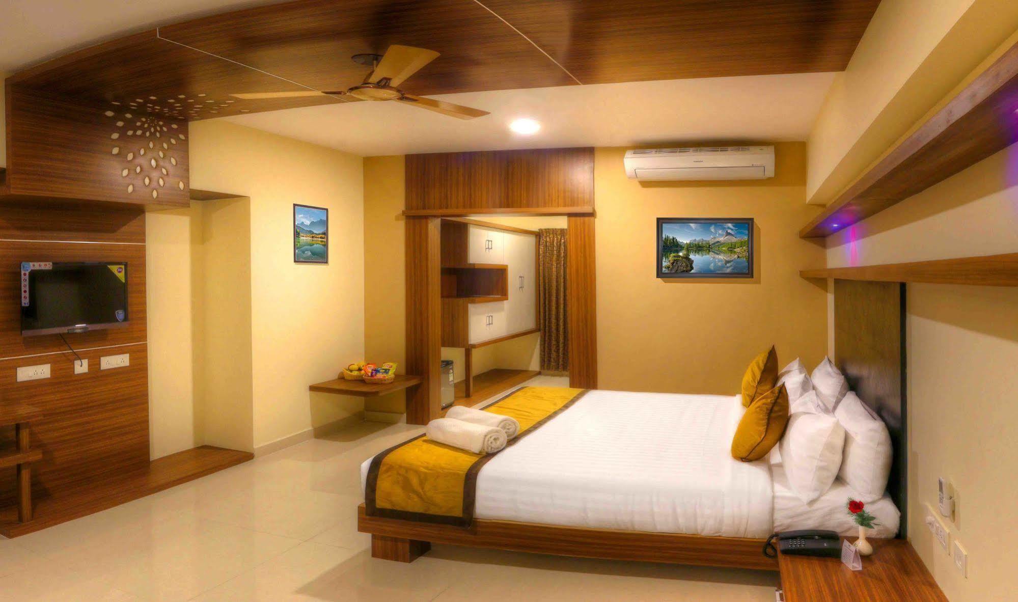 Rio Meridian Hotel Mysore Esterno foto