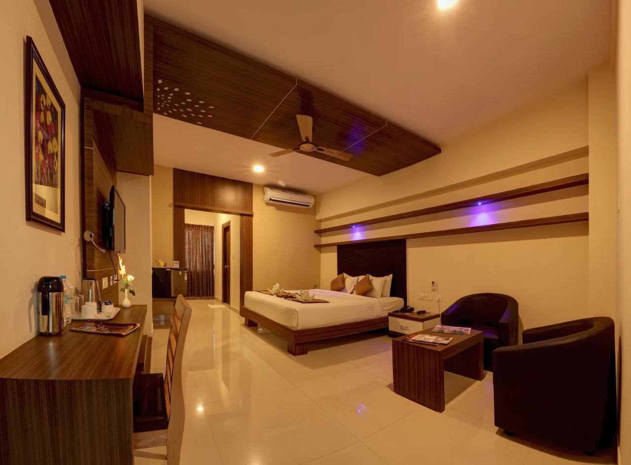 Rio Meridian Hotel Mysore Esterno foto